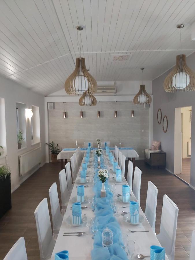 Restauracia-Penzion Altana Ludanice Eksteriør bilde